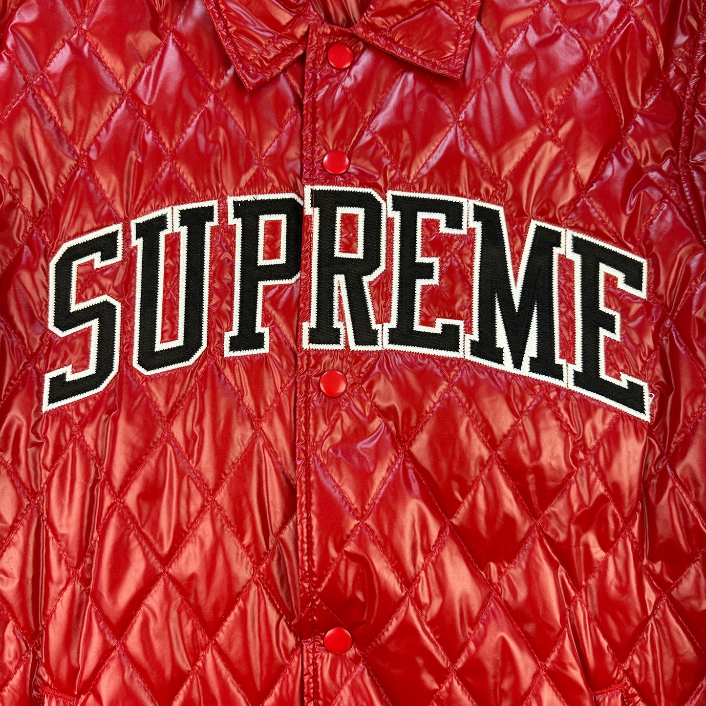 Supreme Arc Logo Quilted Jakke (Str. L)