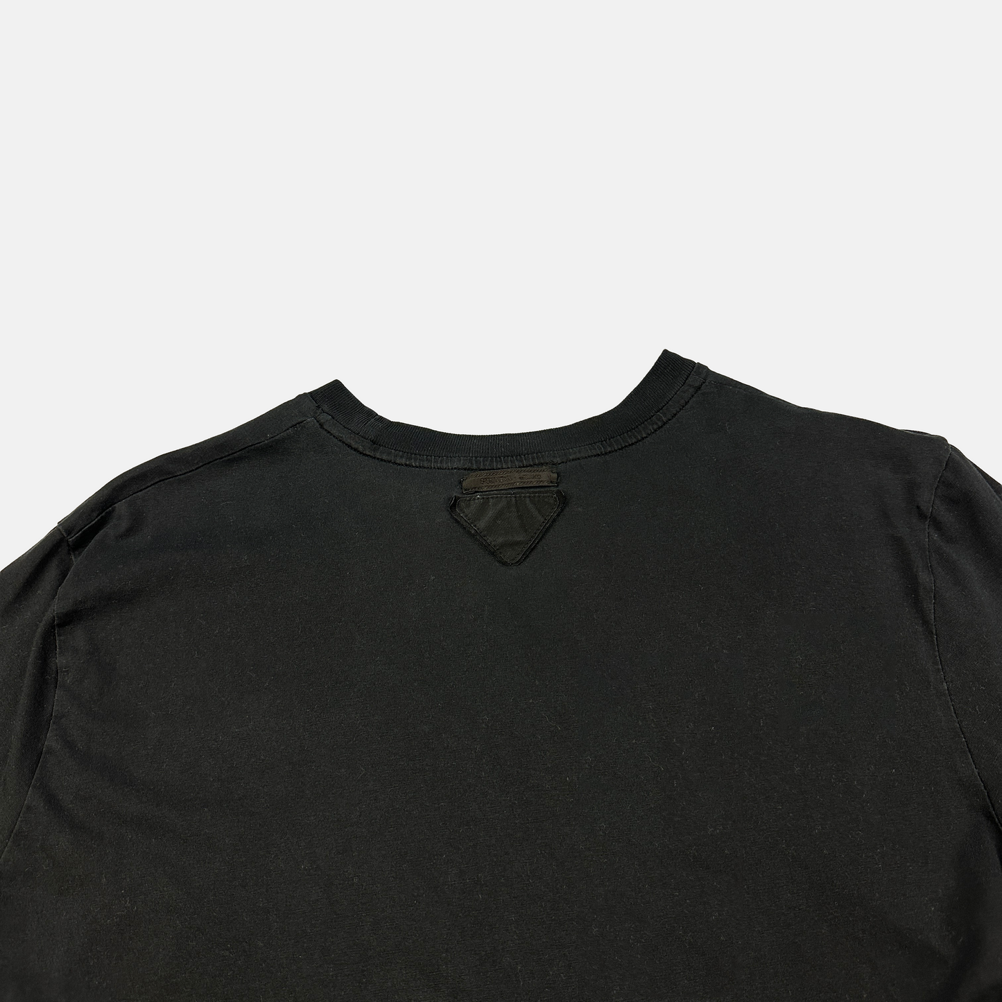 Prada Neck Logo T-shirt (Str. M)
