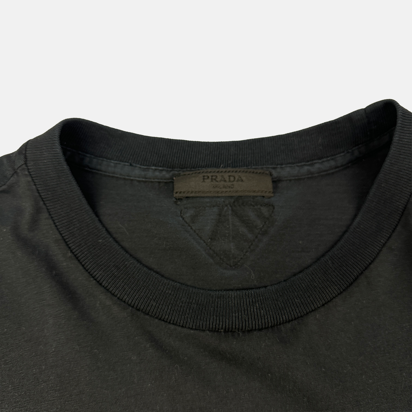 Prada Neck Logo T-shirt (Str. M)