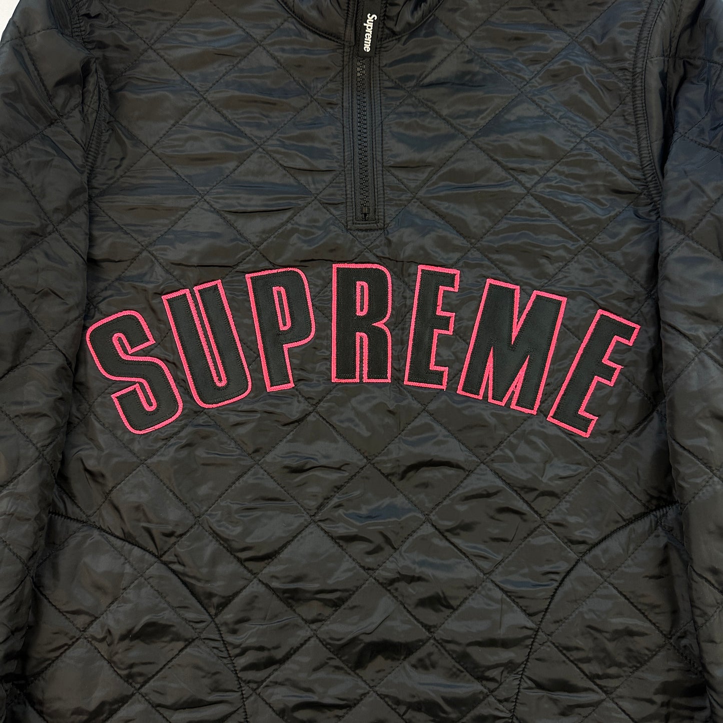 Supreme Arc Logo Quilted Jakke (Str. S)